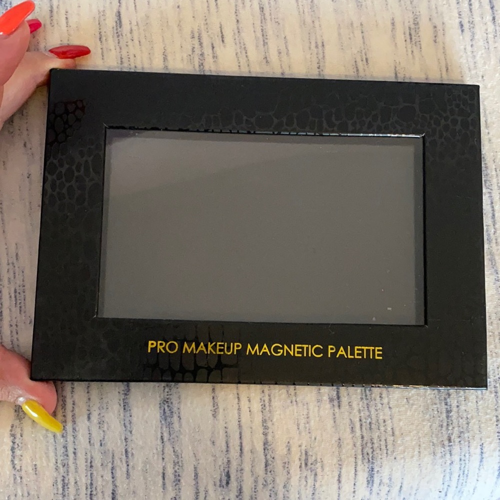 Magnetic makeup palette